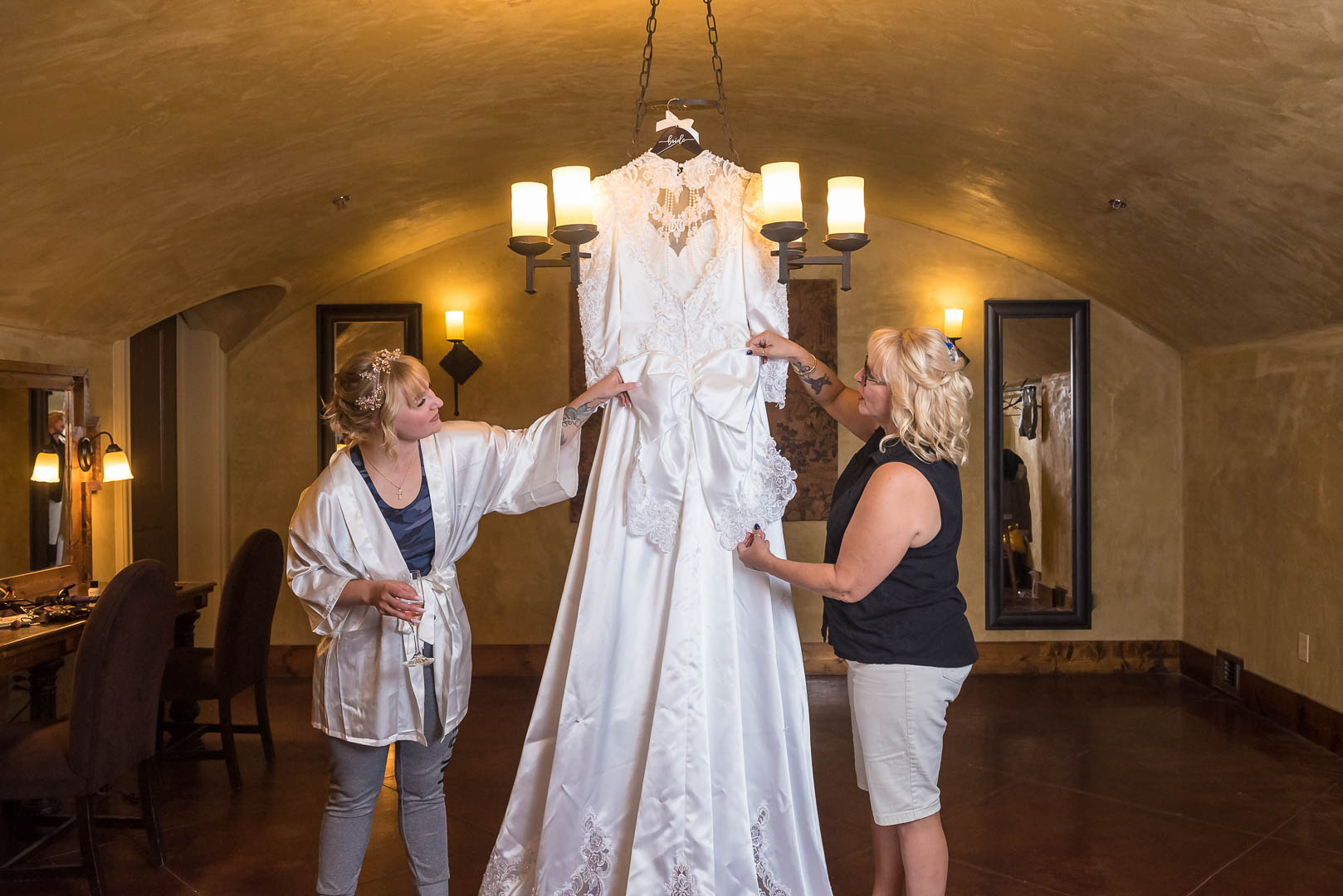 Montaluce Winery Wedding Photos in the dark bridal suite