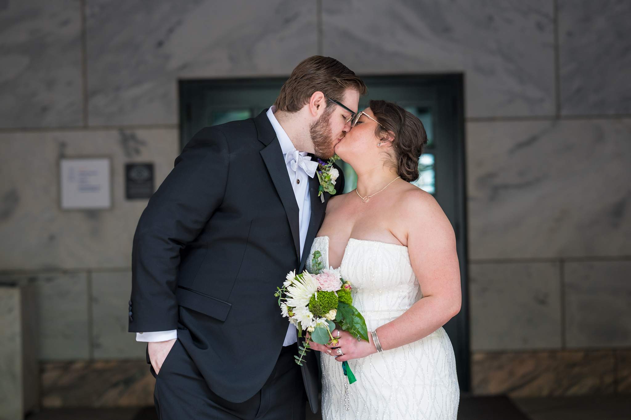 Couple kissing outside the Michael C. Carlos Museum at Emory
